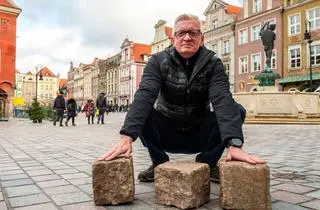 Jacek Jaśkowiak prezentuje kostki brukowe wystawione na WOŚP