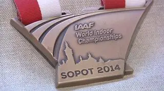 Awers medalu zawiera nazwę Międzynarodowego Stowarzyszenia Federacji Lekkoatletycznych (IAAF) 