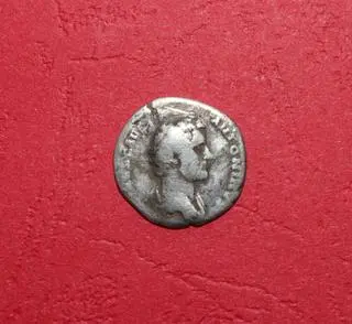 Srebrny denar cesarza Hadriana datowany na 126-127 rok  