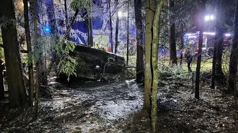 Auto wypadło z drogi, stanęło w płomieniach. Kierowca nie żyje