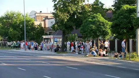 Długa kolejka Białorusinów przed ambasadą w Warszawie. Czekają, by głosować