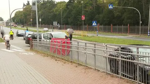 Jeden samochód ustąpił pierwszeństwa, drugi potrącił pieszego. Mężczyzna zmarł