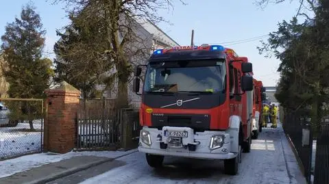 Strażacy dostali zgłoszenie o osmolonym jednym z okien domu