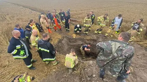 Psy utknęły w rurze melioracyjnej, wyciągali je przez sześć godzin