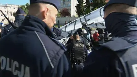 Nerwowo podczas miesięcznicy smoleńskiej. Wyrwany megafon i przepychanka. RPO pisze do komendanta policji