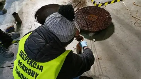Inspektorzy pobrali próbki czarnej mazi