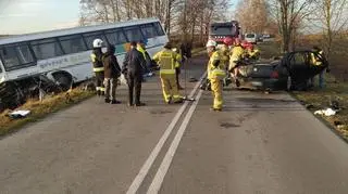 Samochód uderzył w autobus z przedszkolakami. 29-latek zginął na miejscu