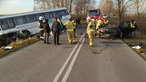 Samochód uderzył w autobus z przedszkolakami. Nie żyje 29-latek, czworo dzieci w szpitalu