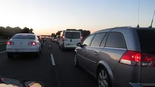 Pięciokilometrowy zator przed bramkami Karwiany