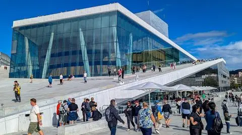oslo opera norwegia shutterstock_2803054997
