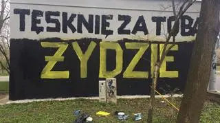 Napis Rafała Betlejewskiego na murze w Szczecinie. Podobny pojawił się na ogrodzeniu cmentarza w Tykocinie 