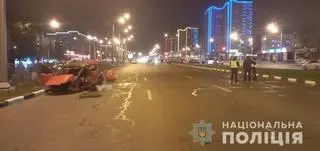Miejsce wypadku w Charkowie. Na zdjęciu - zniszczony chevrolet