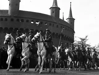 Oddziały kawalerii defilują na tle Barbakanu podczas Obchodów Święta Niepodległości w Krakowie, 1933-11-11