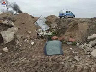 Do osoby, która wyrzuciła śmieci w rejonie pasa drogowego doprowadziła naklejka na szybie 