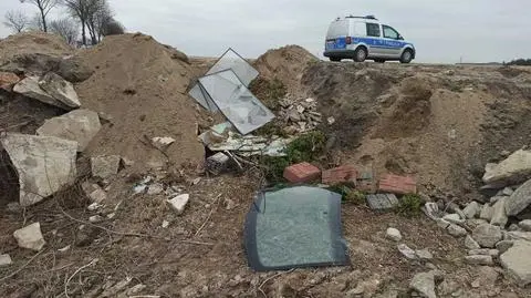Do osoby, która wyrzuciła śmieci w rejonie pasa drogowego doprowadziła naklejka na szybie 