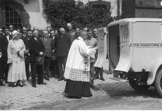 Uroczystość poświęcenia trzeciej karetki w lipcu 1931 r.