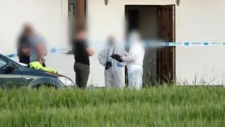 Śledczy na miejscu odnalezienia zwłok dziewczynki