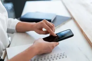 35-latka dostała na telefon wiadomości o dodaniu do konta w banku nowego urządzenia (zdjęcie ilustracyjne) 
