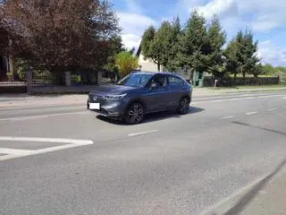 Samochód księdza pozostawiony na środku jezdni