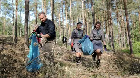 "Jest miło, gdy można pójść na spacer, gdy można odetchnąć". Para prezydencka sprzątała las
