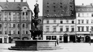 Fragment pierzei północnej Nowego Targu z fontanną Neptuna i nieistniejącą uliczką Einbornstrasse, czyli ulicą Drewnianą