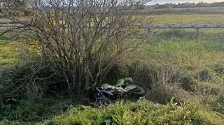 31-letni motocyklista zjechał z drogi i wjechał w zarośla, nie przeżył 