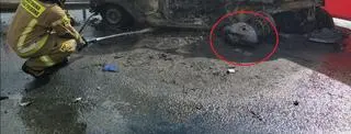 Koło samochodu, który spłonął leżał bak motocykla