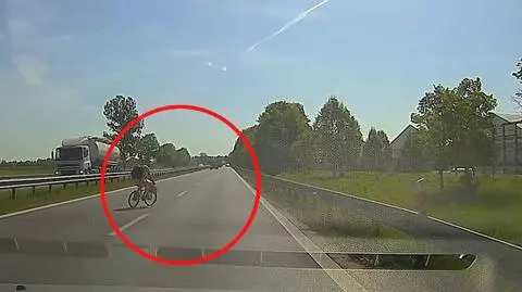 Wężykiem na rowerze po drodze krajowej. Nagranie