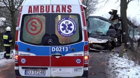 Autobus uderzył w drzewo. Są ranni