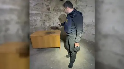 Ukraiński rzecznik praw człowieka pokazuje rosyjską katownię, która działała w Iziumie 