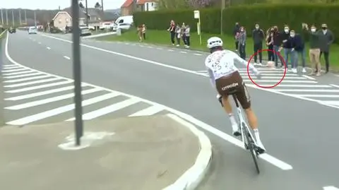 Skończyło się rzucanie bidonami w peletonie. Kolarz zdyskwalifikowany
