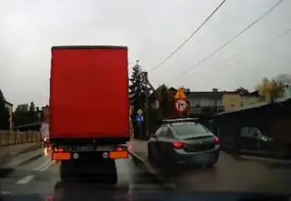 Kierowca został ukarany za jazdę po chodniku