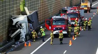 Ciężarówka wbiła się w bariery dźwiękochłonne pod Kutnem