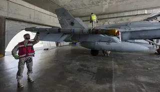 Pocisk Sidewinder zainstalowany na samolocie F-18