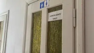 Wejście do szkolnej toalety w Boguchwale