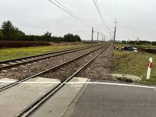 W tragicznym wypadku na niestrzeżonym przejeździe kolejowym w Wierzawicach zginęła 17-letnia pasażerka osobówki, w którą wjechał pociąg 