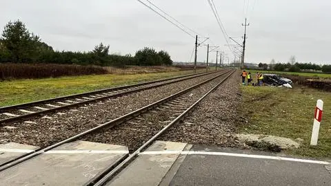 W tragicznym wypadku na niestrzeżonym przejeździe kolejowym w Wierzawicach zginęła 17-letnia pasażerka osobówki, w którą wjechał pociąg 