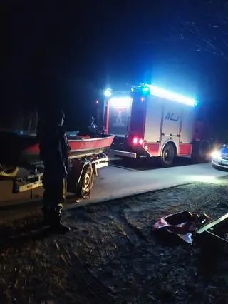 Pod trojgiem dzieci załamał się lód