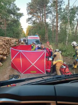 Uderzył w maszynę do wycinki drewna. Motocyklista zginął na miejscu 