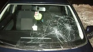 Auto uszkodzone przez piaskarkę