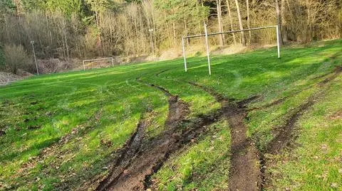 Dzieci grają tu w piłkę 