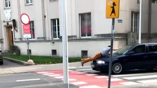 Próbował zatrzymać odjeżdżające auto