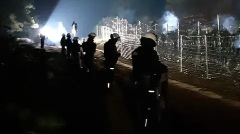Defence ministry: warning shots fired as group of migrants stormed border