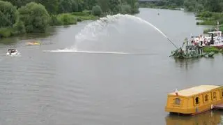 Pająk wypluwał wodę, ku uciesze dzieci