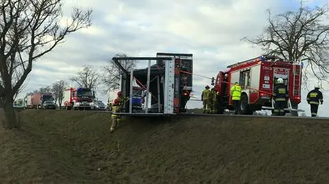 Wiatr przewraca samochody. Na drogach jest bardzo niebezpiecznie