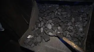 Maszyniści parowozów przerzucają dziennie do 4 ton węgla