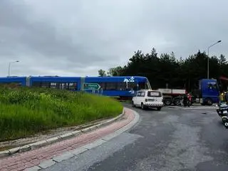 Ciężarówka przewożąca tramwaj zablokowało rondo w Cedzynie pod Kielcami