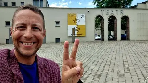 Tomasz Dzionek przed Teatrem Fredry