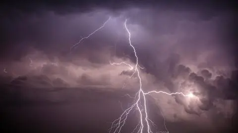 Ulewny deszcz, burze, miejscami z gradem. Obowiązują żółte alarmy IMGW