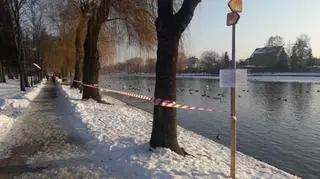 Służby proszą o niezbliżanie się do rzeki